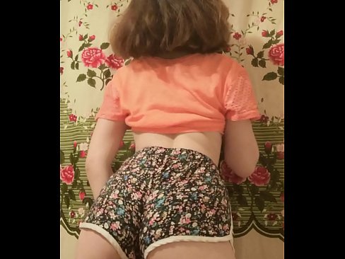 ❤️ Nena jove sexy despullant-se els pantalons curts davant la càmera ❤❌ Porno a nosaltres ❤