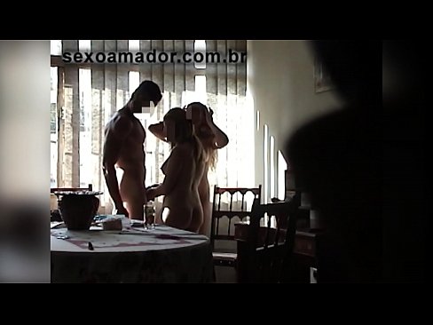 ❤️ Els amics sexuals conviden un home gegant i un trio amb ell ❤❌ Porno a nosaltres ❤