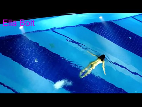 ❤️ No puc parar de mirar-la, jove rossa presa nedant nua a la piscina del complex ELLA BOLT ❤❌ Porno a nosaltres ❤