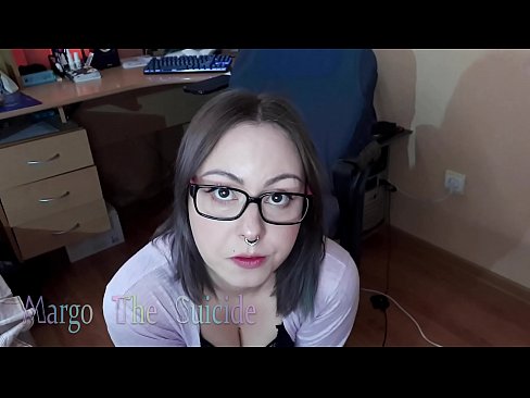 ❤️ Noia sexy amb ulleres xucla un consolador profundament davant la càmera ❤❌ Porno a nosaltres ❤