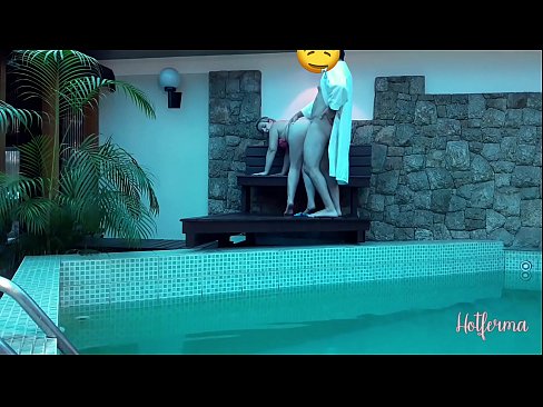❤️ El cap convida la criada a la piscina, però no va poder resistir-se a una calor ❤❌ Porno a nosaltres ❤