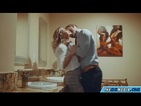 ❤️ Quan una rossa tetona et sedueix en un lavabo públic ❤❌ Porno a nosaltres ❤